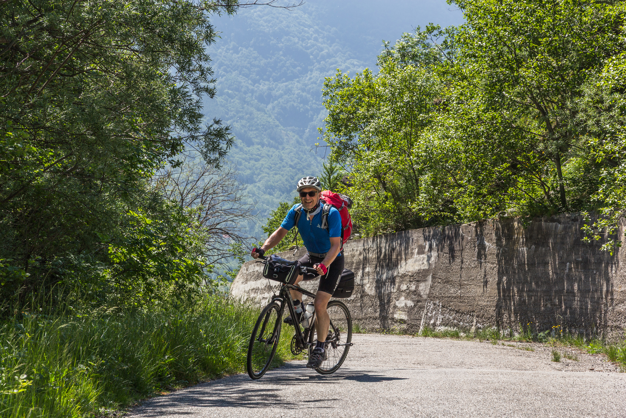 Alois im Anstieg – noch mit Blick ins Tal